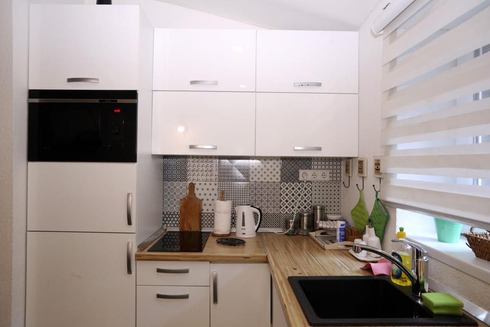 Coffee/tea facilities, Kitchen or kitchenette, minibar, stove