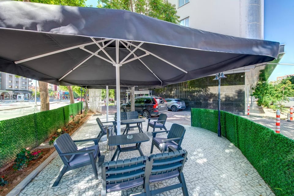Property building, Patio, Spring, Day, Garden, Location, Parking
