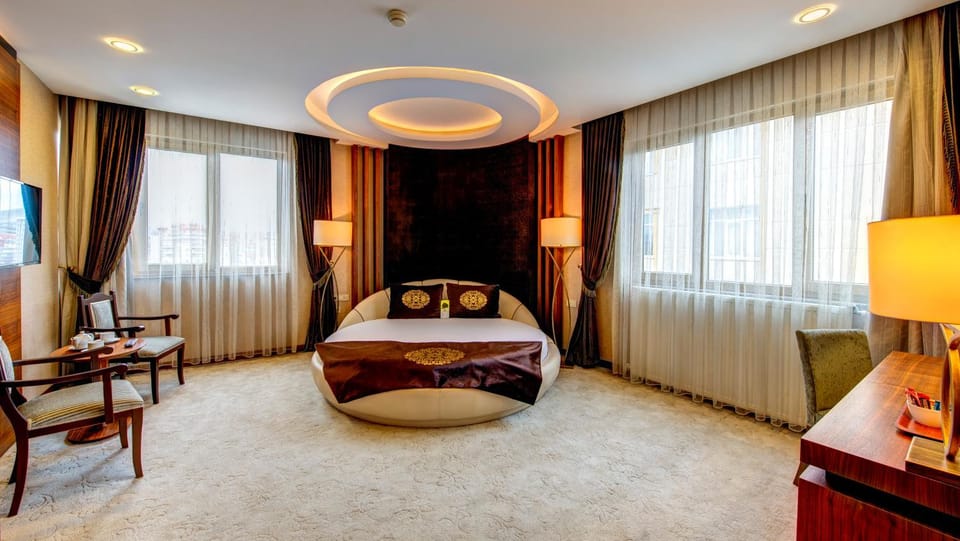 Bed, Living room, Photo of the whole room, Seating area, Bedroom