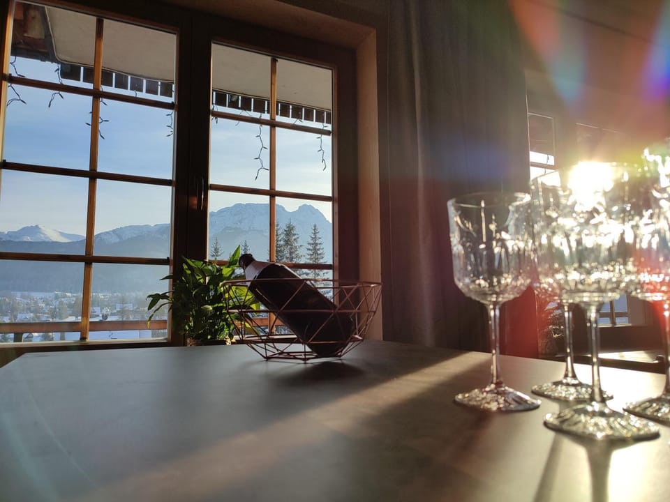 Natural landscape, Winter, Food and drinks, Dining area, Mountain view, Seasons