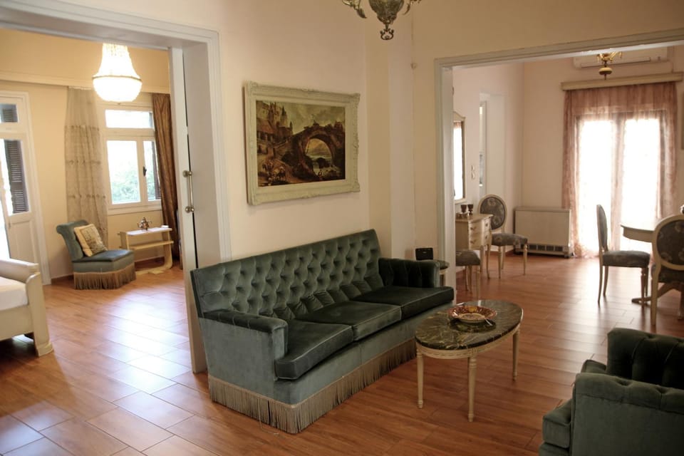 Living room, Seating area