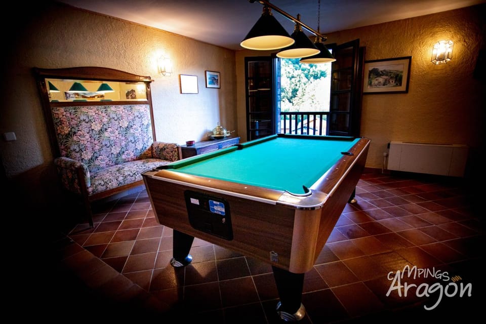 Billiard, Game Room
