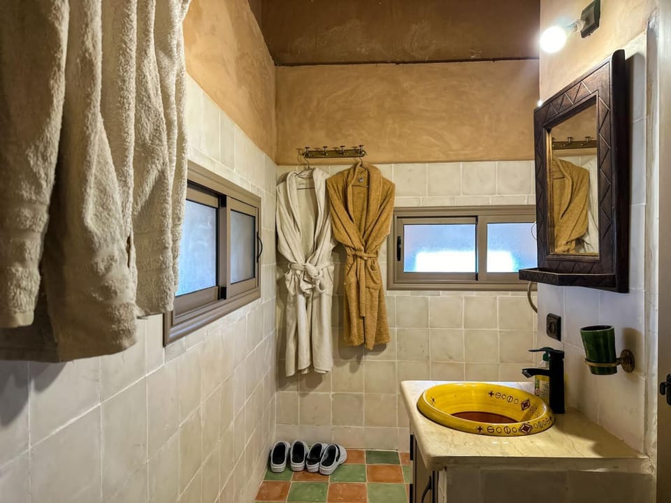 Bathroom, towels