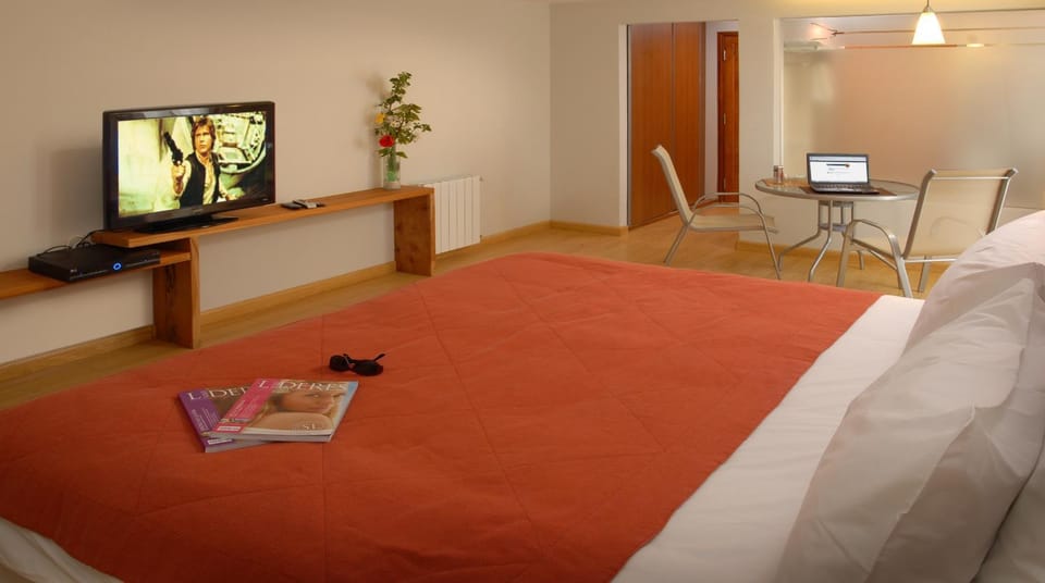Bed, TV and multimedia, Photo of the whole room, Bedroom