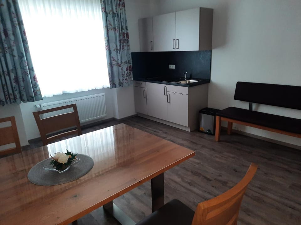 Kitchen or kitchenette, Seating area
