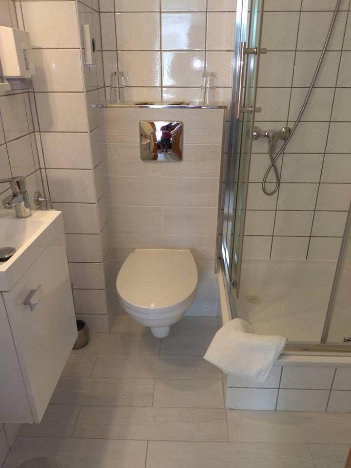 Shower, Toilet, towels