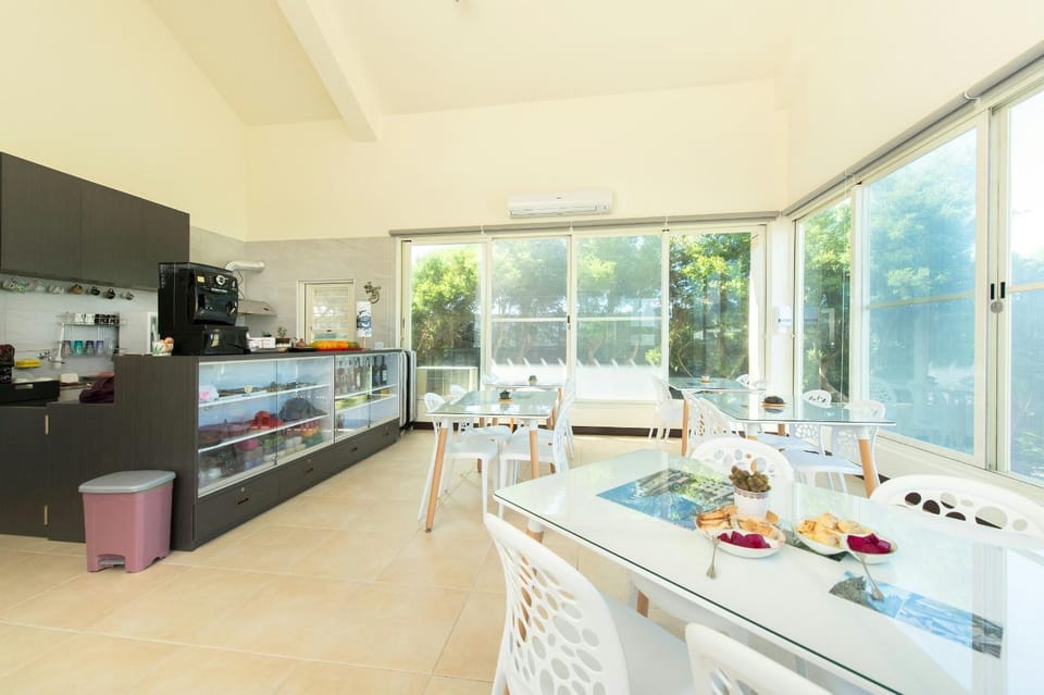 Coffee/tea facilities, Kitchen or kitchenette, Dining area, oven, pet friendly, stove, Internal: Not applicable to any particular room