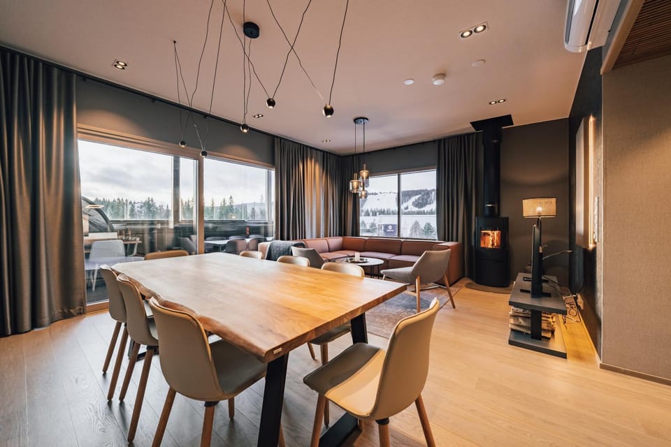 Living room, Seating area, Dining area, fireplace, VIP