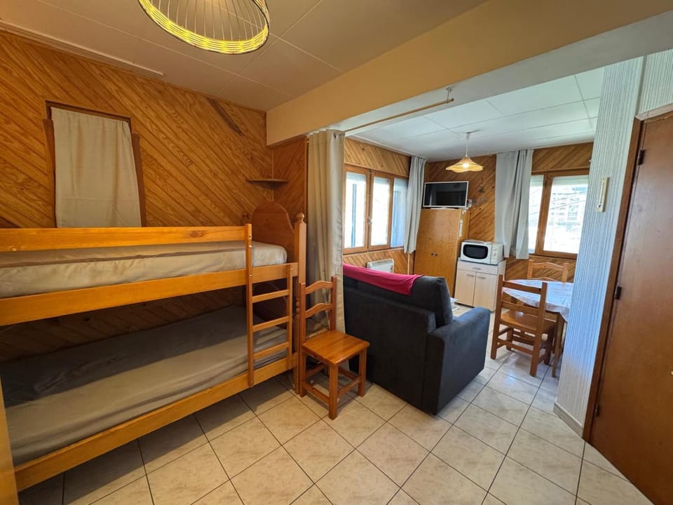 Seating area, bunk bed