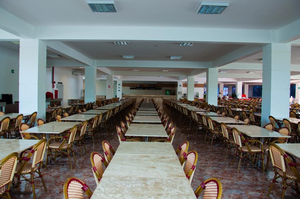 Restaurant/places to eat, Business facilities, Meals, American breakfast, Lunch, Dinner