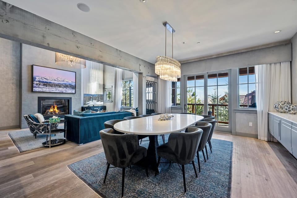 TV and multimedia, Living room, Seating area, Dining area, Mountain view, fireplace, furniture