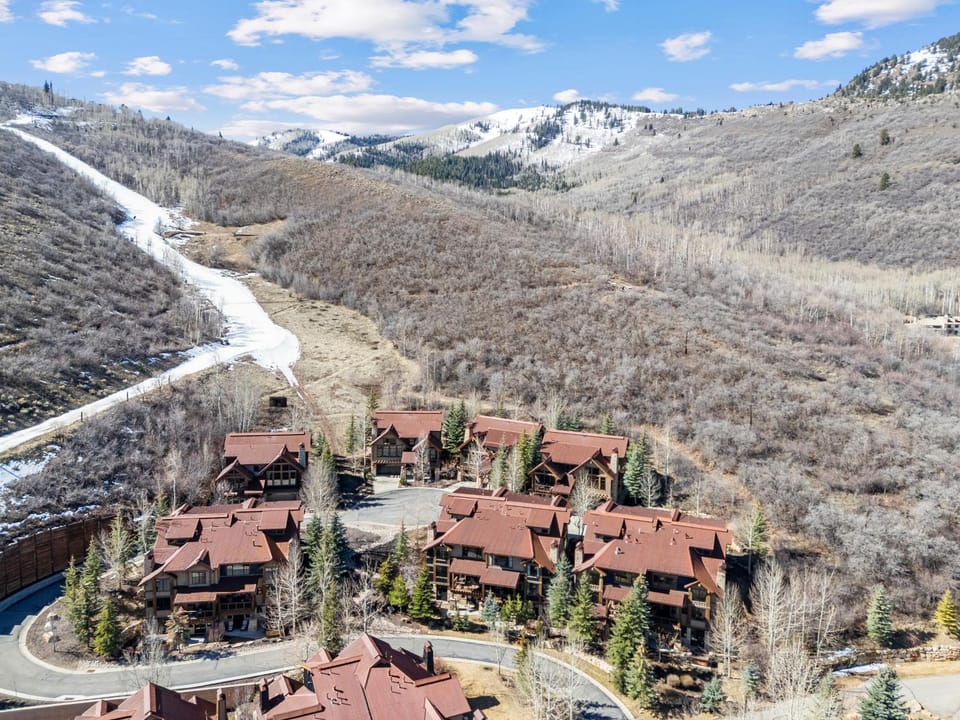 Property building, Day, Natural landscape, Bird's eye view, Winter, Mountain view