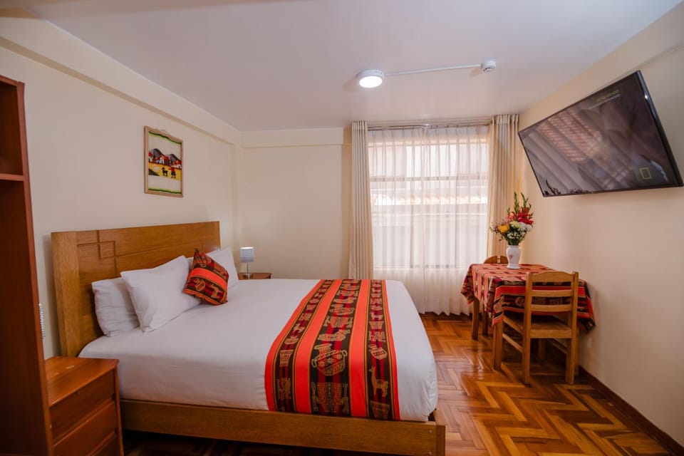 Bed, TV and multimedia, Photo of the whole room, Bedroom