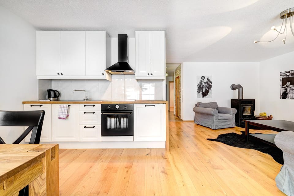 Kitchen or kitchenette, Living room, Seating area, Dining area