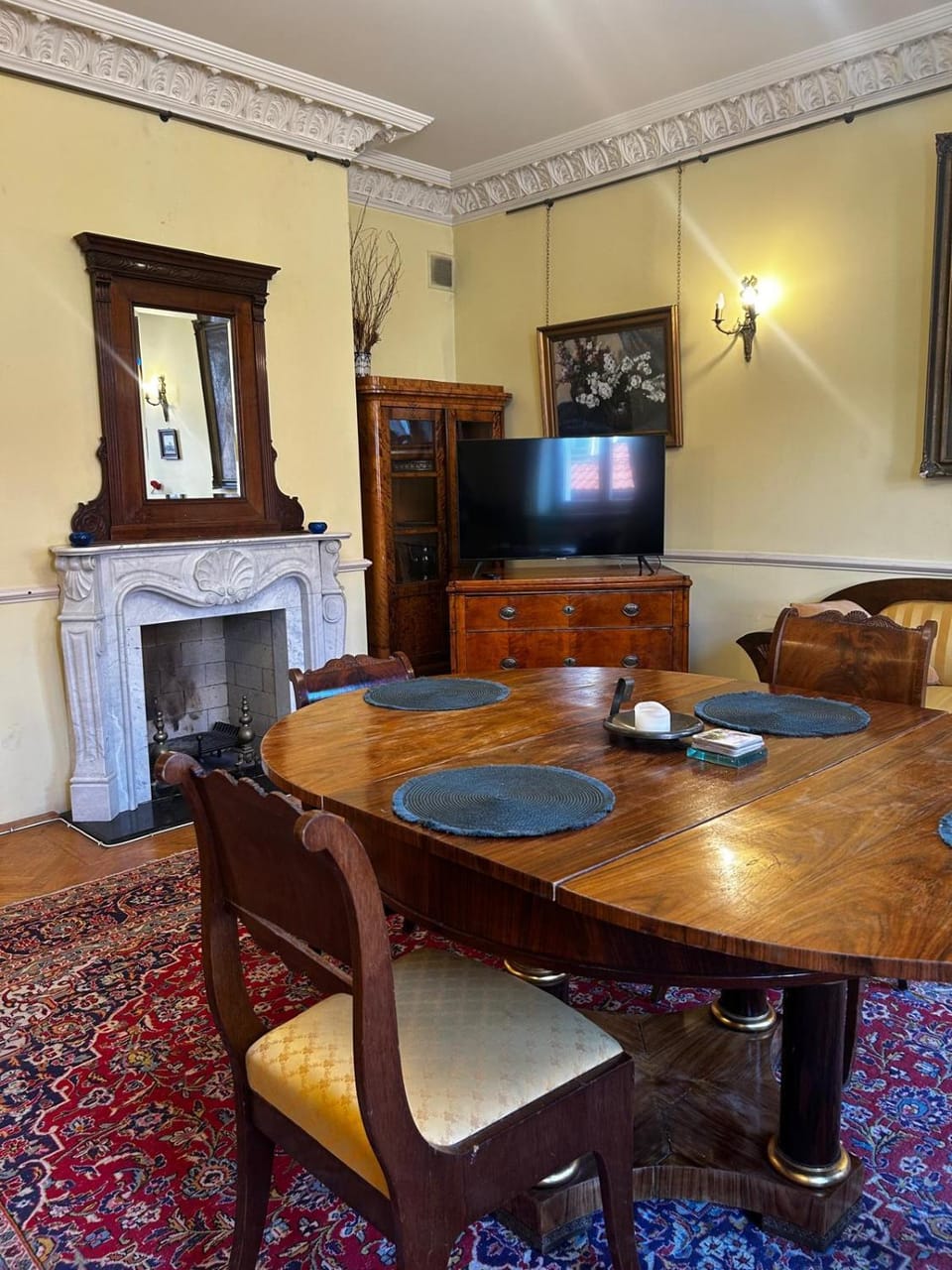 TV and multimedia, Living room, Seating area, Dining area