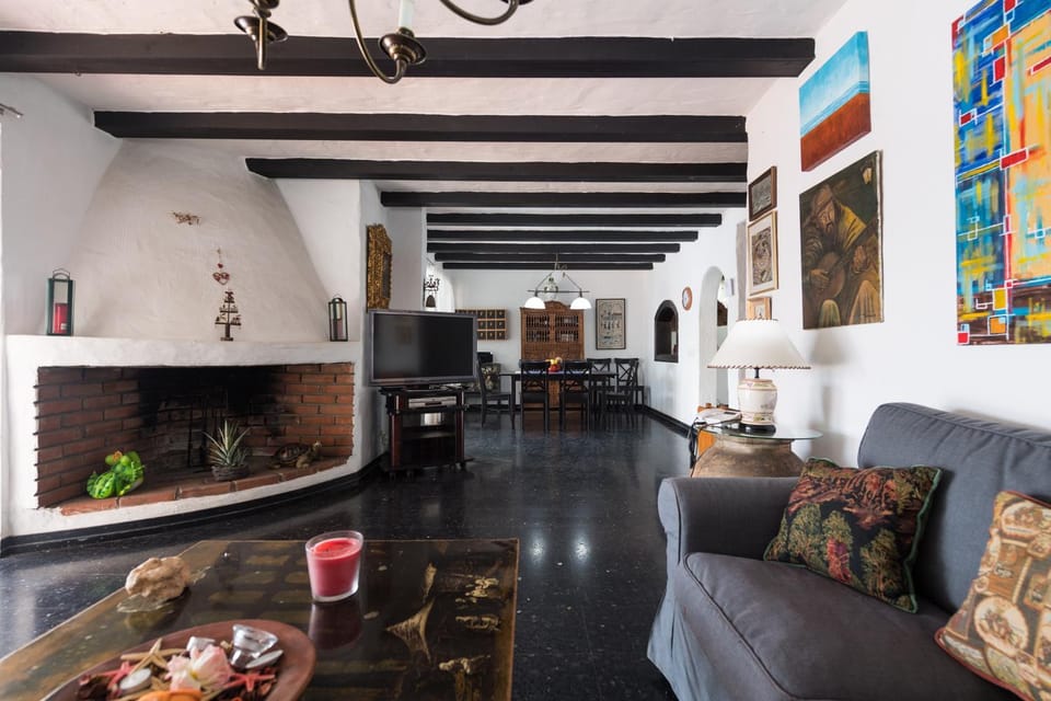 Communal lounge/ TV room, TV and multimedia, Living room, Seating area, Dining area