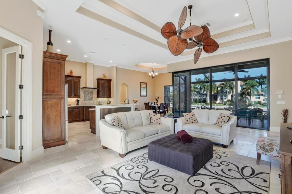 Waterfront home with pool, spa and outdoor kitchen House in Marco Island