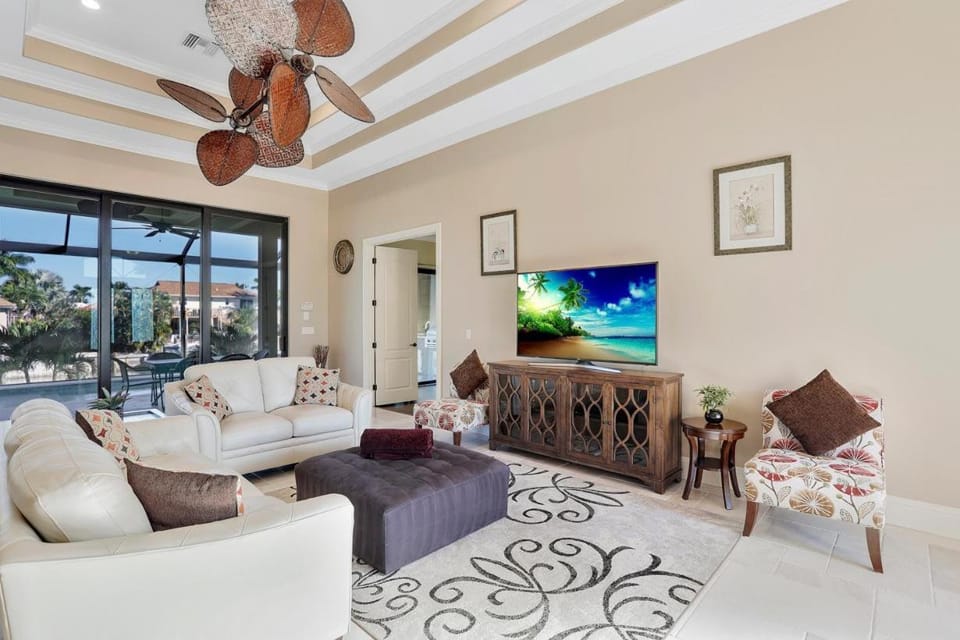 Waterfront home with pool, spa and outdoor kitchen House in Marco Island