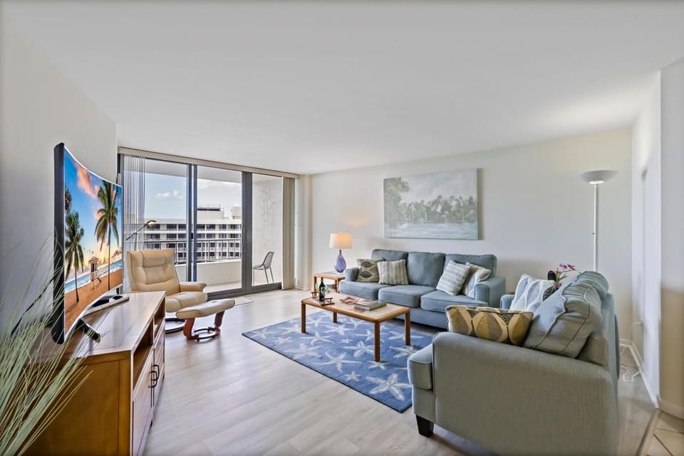 Beachfront penthouse with spectacular views and pool House in Marco Island