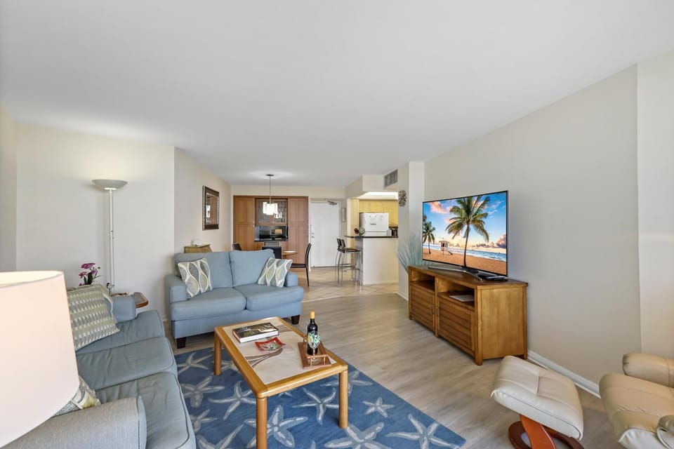 Beachfront penthouse with spectacular views and pool House in Marco Island