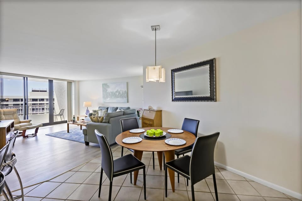 Beachfront penthouse with spectacular views and pool House in Marco Island