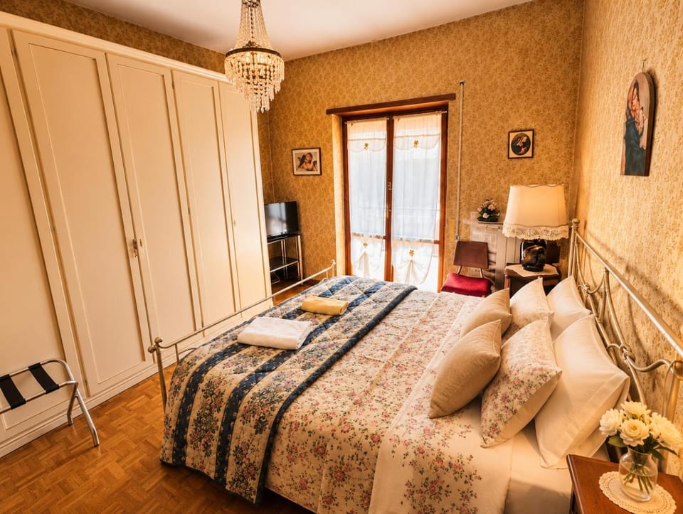 Bed, TV and multimedia, Photo of the whole room, Bedroom, towels, wardrobe