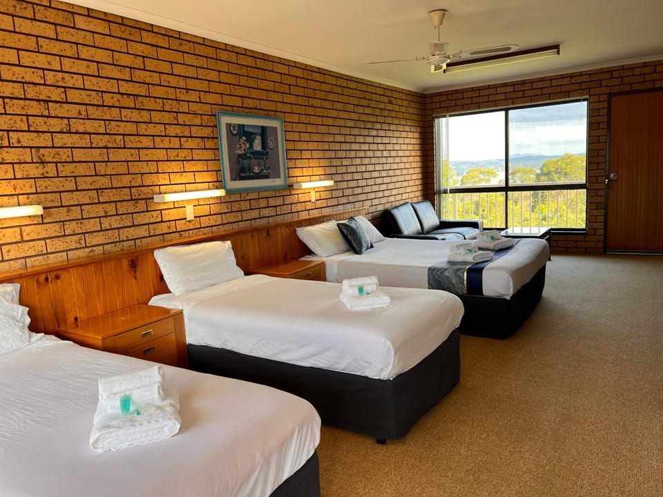 Bed, Living room, Photo of the whole room, Seating area, Bedroom, air conditioner