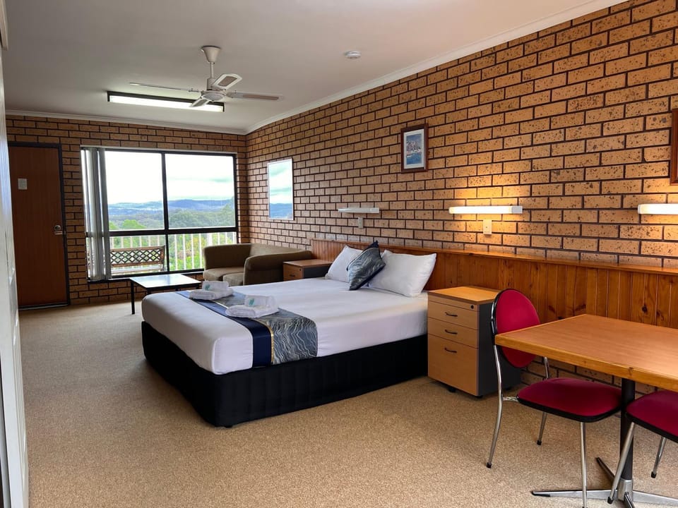 Bed, Living room, Photo of the whole room, Seating area