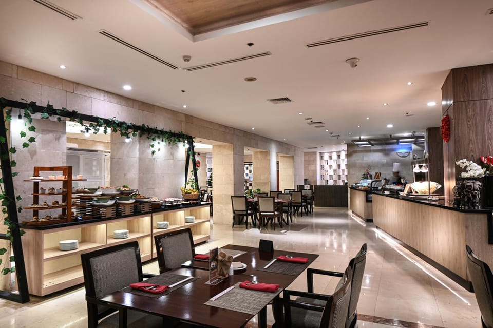 Restaurant/places to eat, Seating area, Breakfast