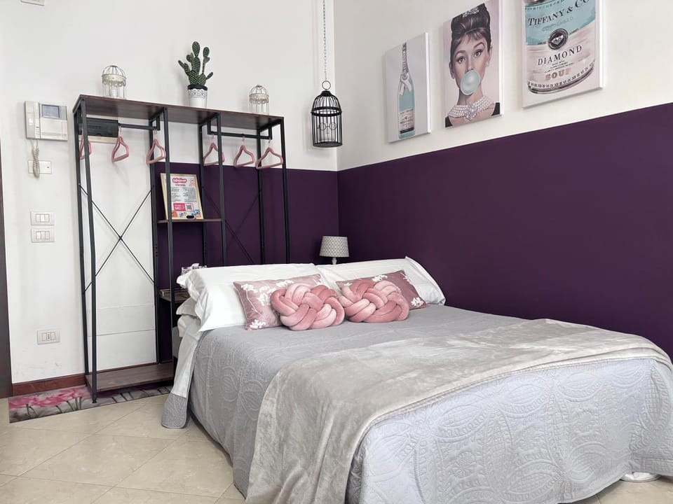 Bed, Photo of the whole room, wardrobe