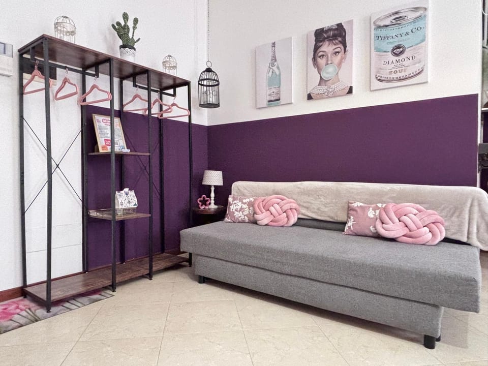 Bed, Living room, Photo of the whole room, Seating area, wardrobe