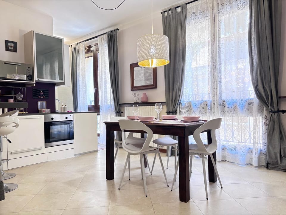 Kitchen or kitchenette, Living room, Dining area, Lunch, oven