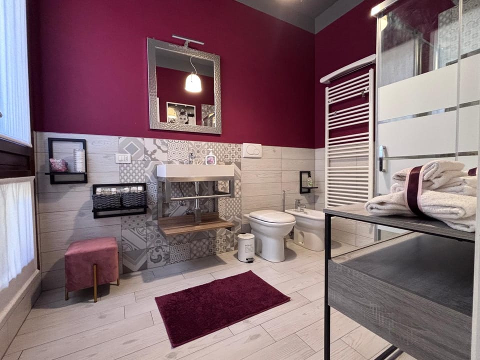 Shower, Toilet, Bathroom, Photo of the whole room, towels