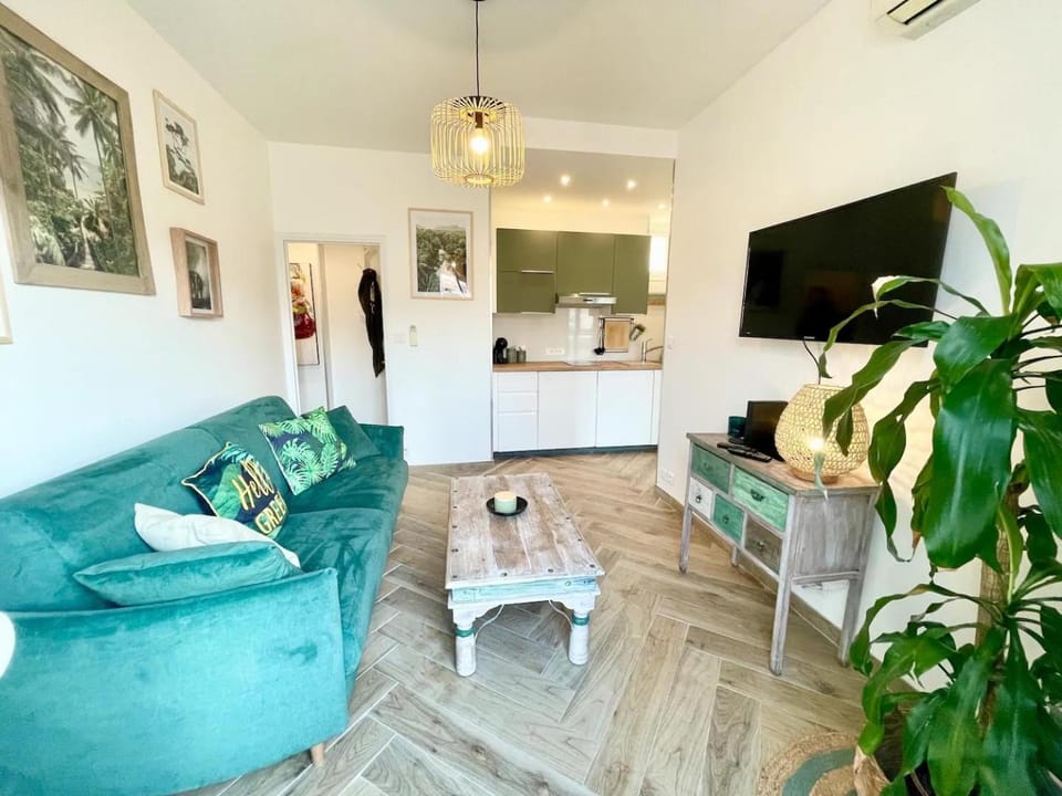 Kitchen or kitchenette, Living room, stove