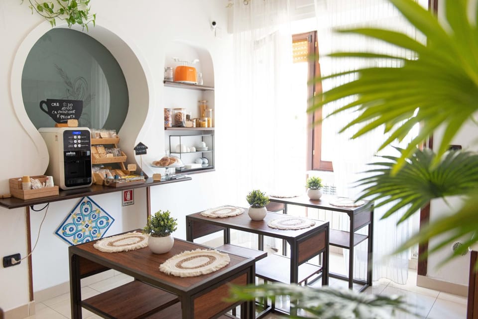 Coffee/tea facilities, Food and drinks, Breakfast, toaster