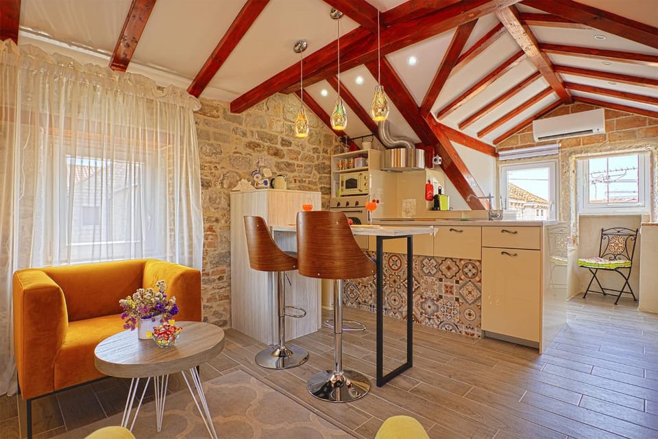 Living room, Seating area, Dining area, stove