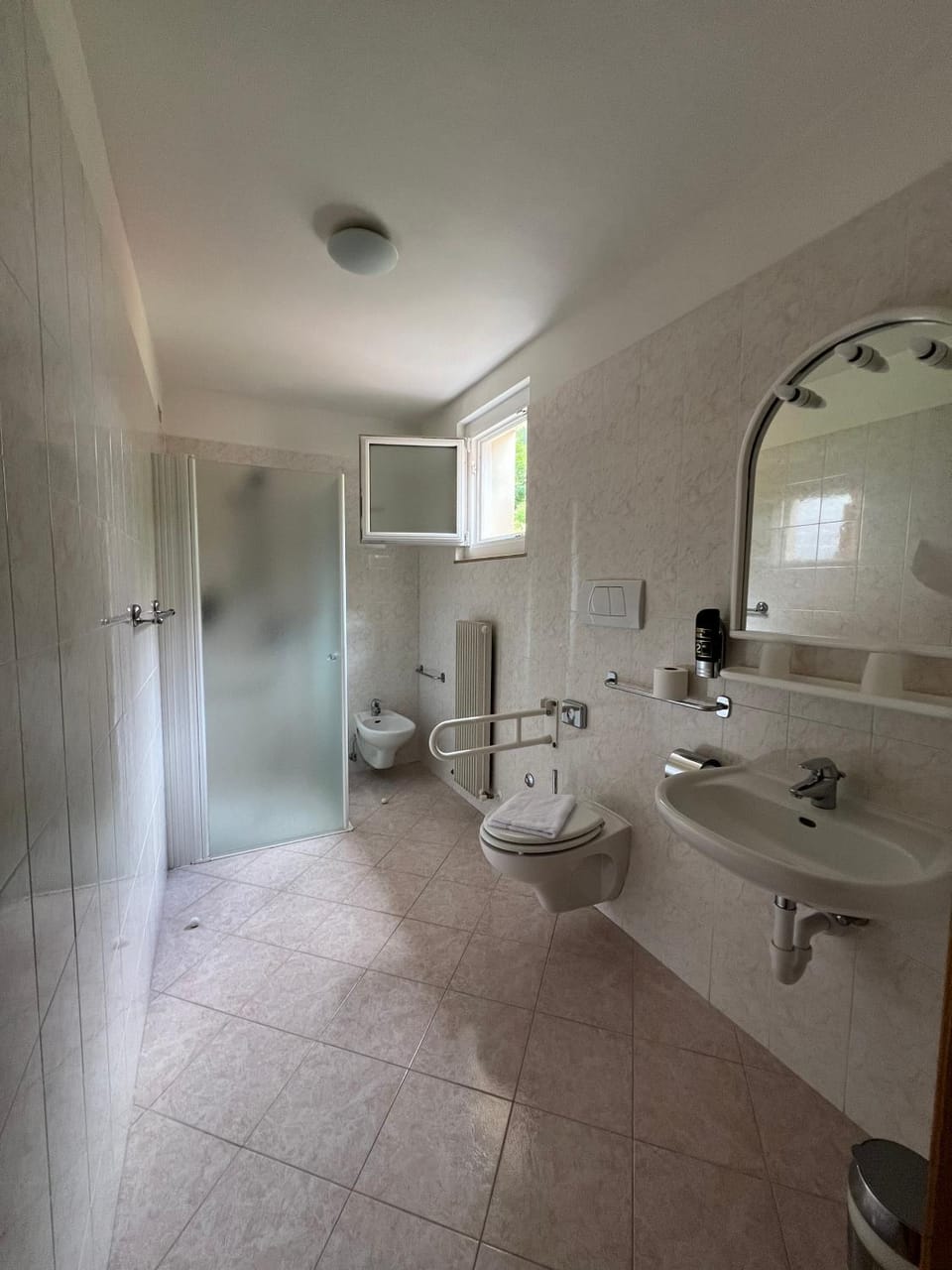 Shower, Toilet, Bathroom, bidet, towels