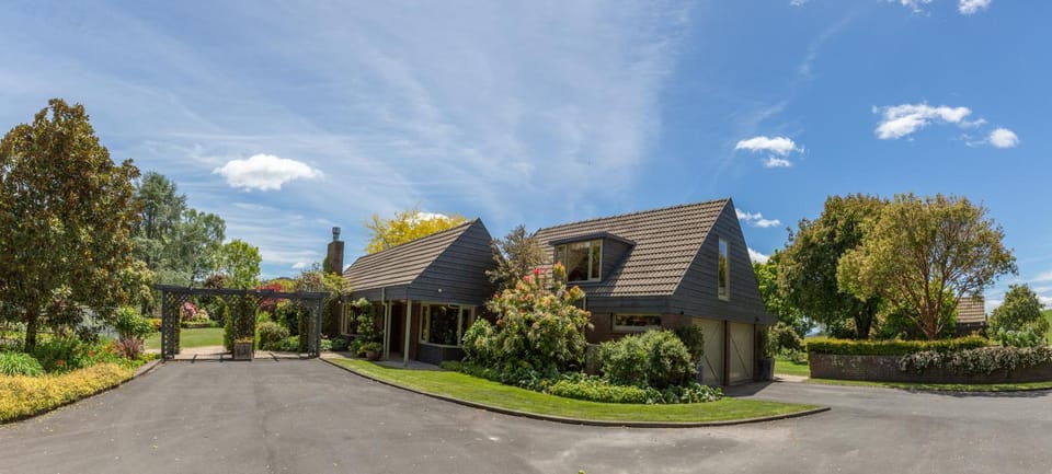 Property building, Facade/entrance, Spring, Garden, Lobby or reception, On site