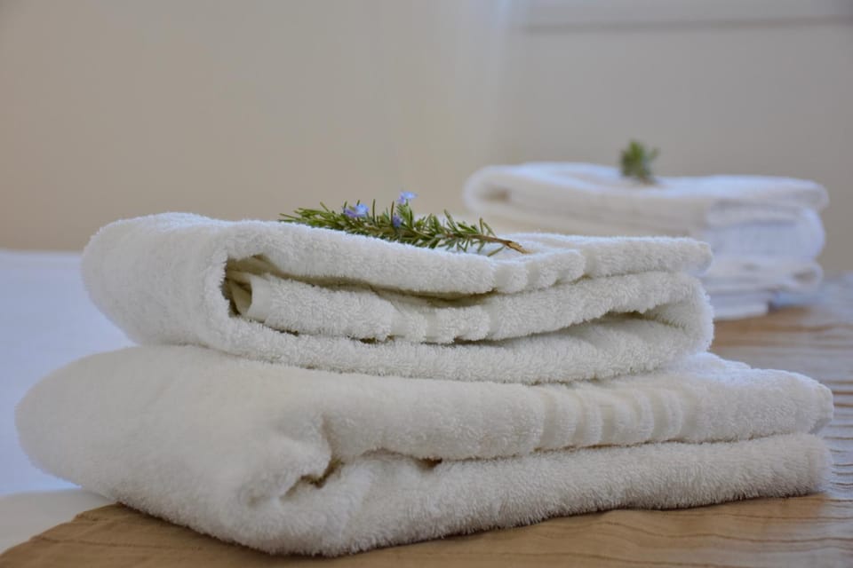 Bed, Decorative detail, towels