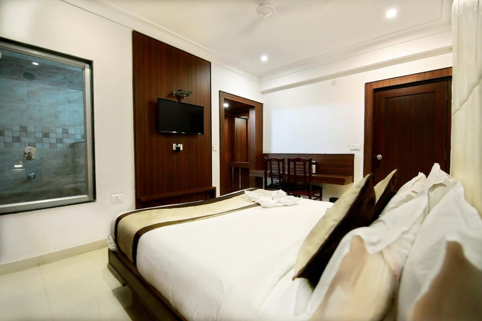 Bed, TV and multimedia, Bedroom