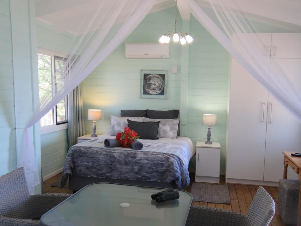 Bed, Decorative detail, Dining area, Bedroom