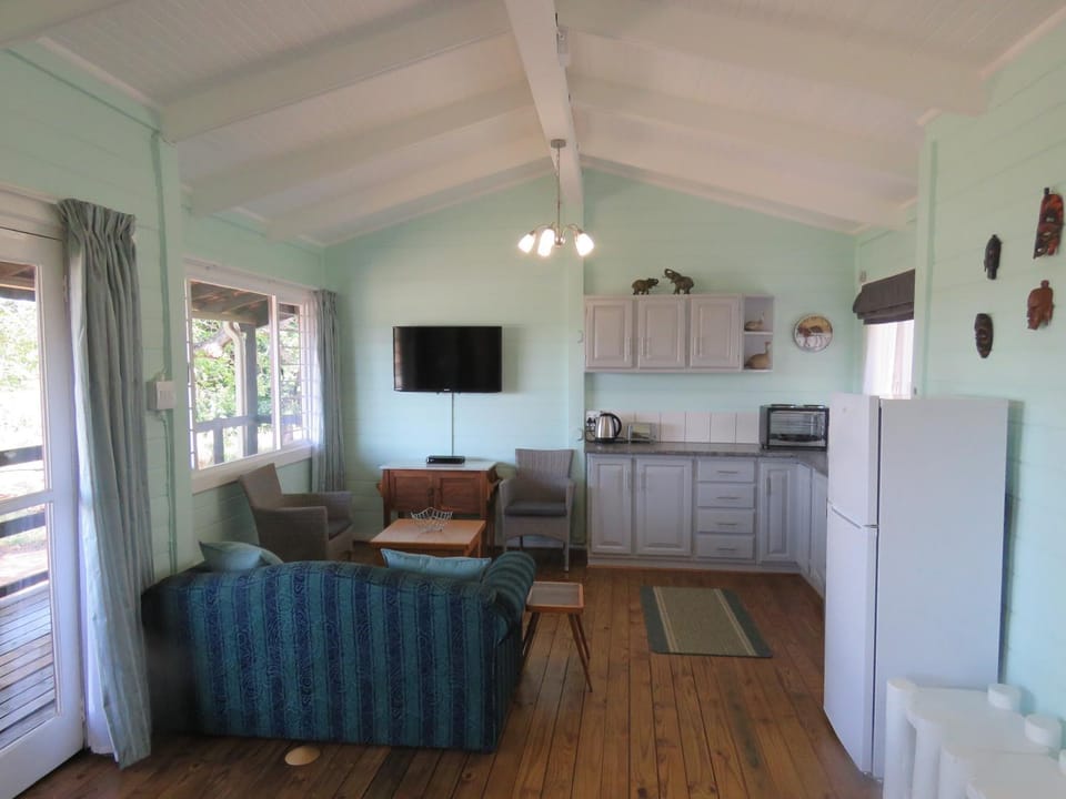 TV and multimedia, Kitchen or kitchenette, Living room, Decorative detail, Seating area