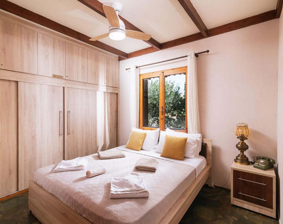 Wooden Beach House House in Crete