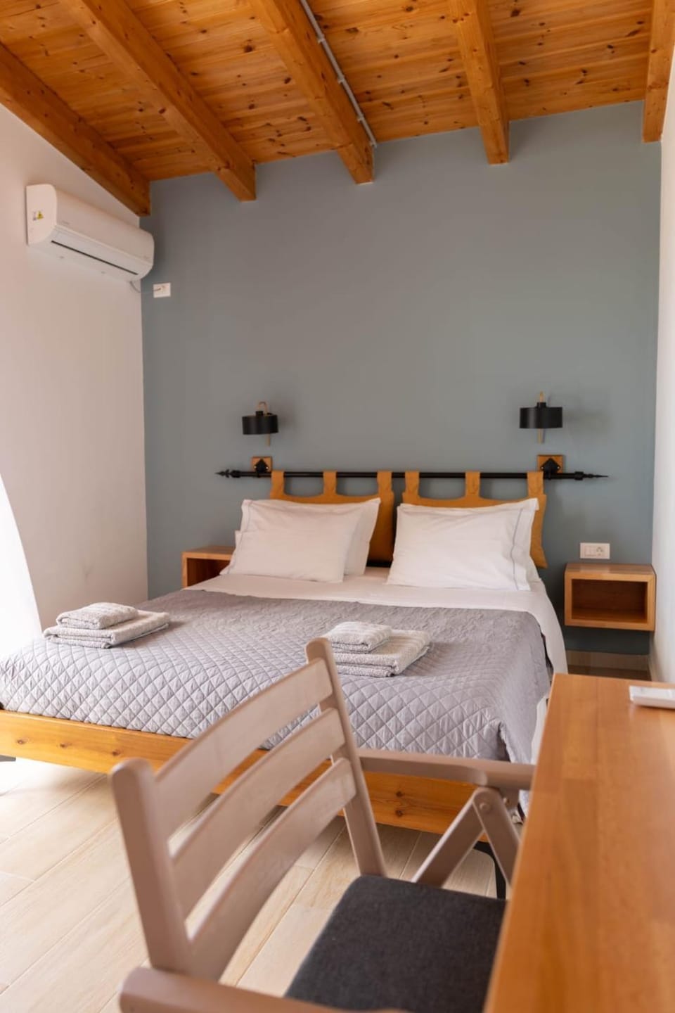 Bed, Living room, Photo of the whole room, Seating area, Bedroom, air conditioner