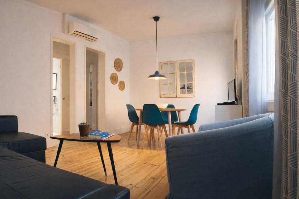 TV and multimedia, Living room, Seating area, Dining area, air conditioner