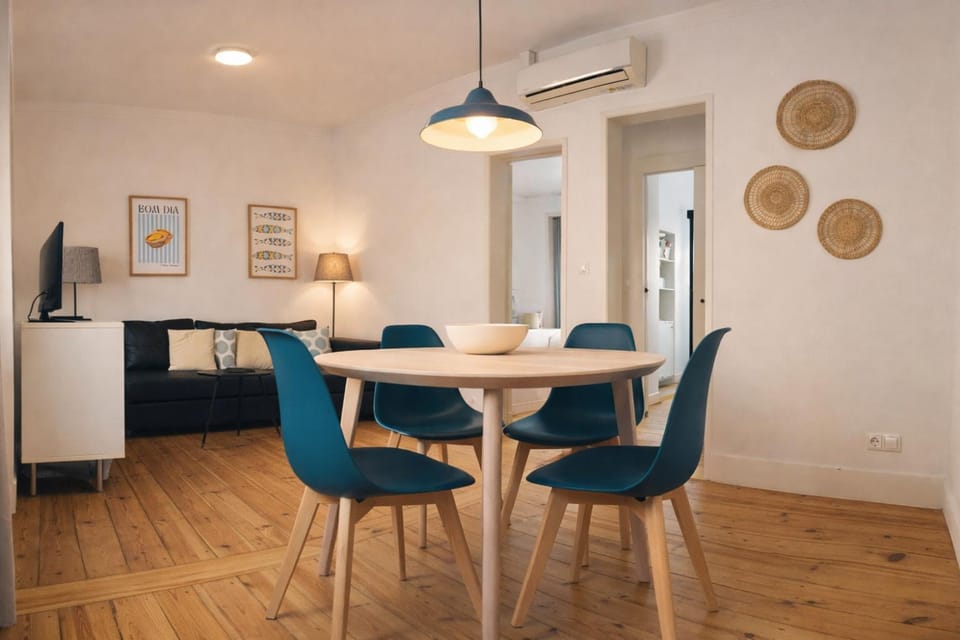 TV and multimedia, Living room, Seating area, Dining area, air conditioner