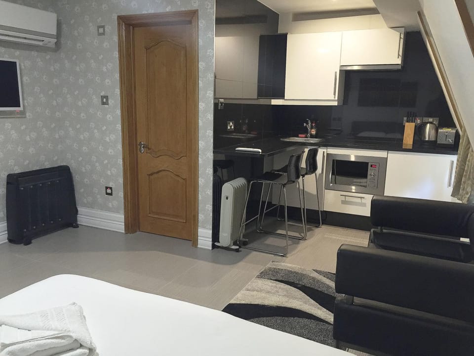 Kitchen or kitchenette, Bedroom