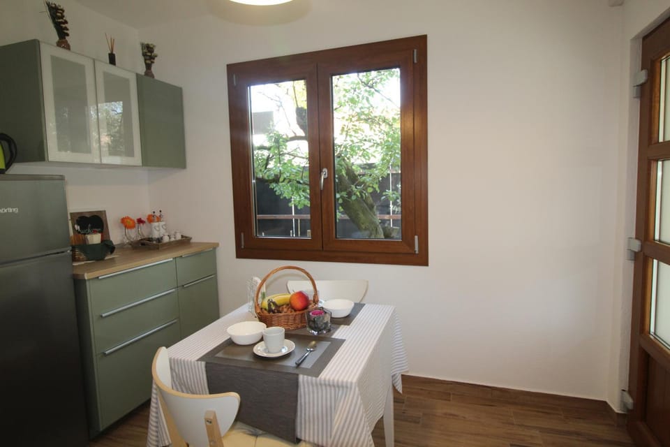 Kitchen or kitchenette, Dining area
