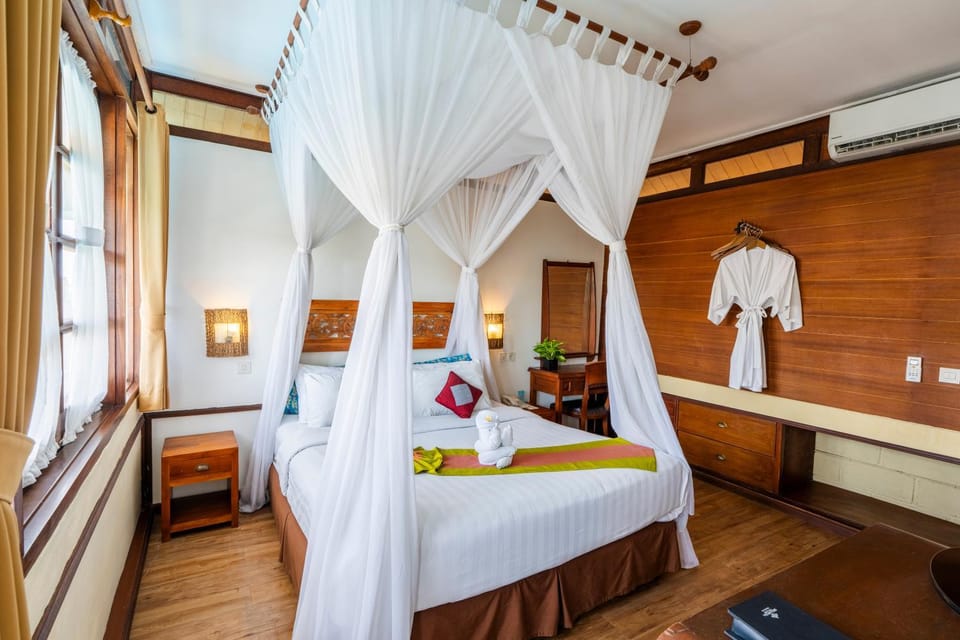 Bed, Photo of the whole room, towels, air conditioner