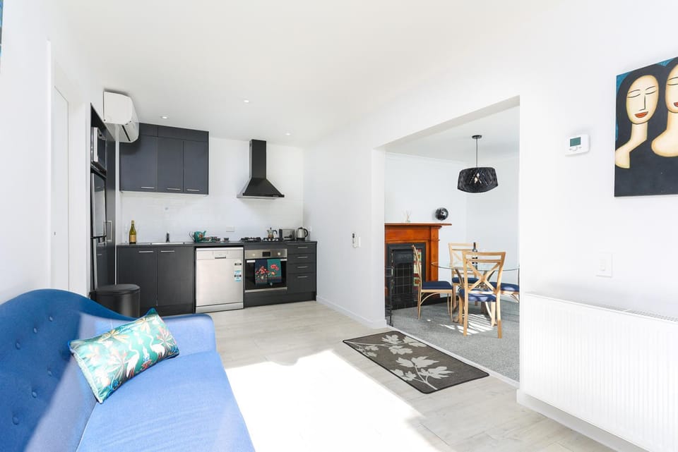 Kitchen or kitchenette, Seating area, Dining area